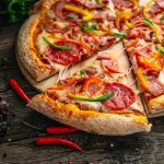 Evde pizza nasıl yapılır hangi malzemeler kullanılır